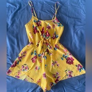 Beautiful, small, yellow flower romper. Perfect for the Summer.